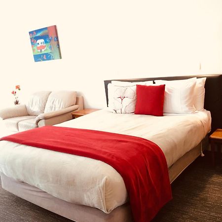 瀑布湖畔汽车旅馆 陶波 外观 照片 A bedroom at the hotel