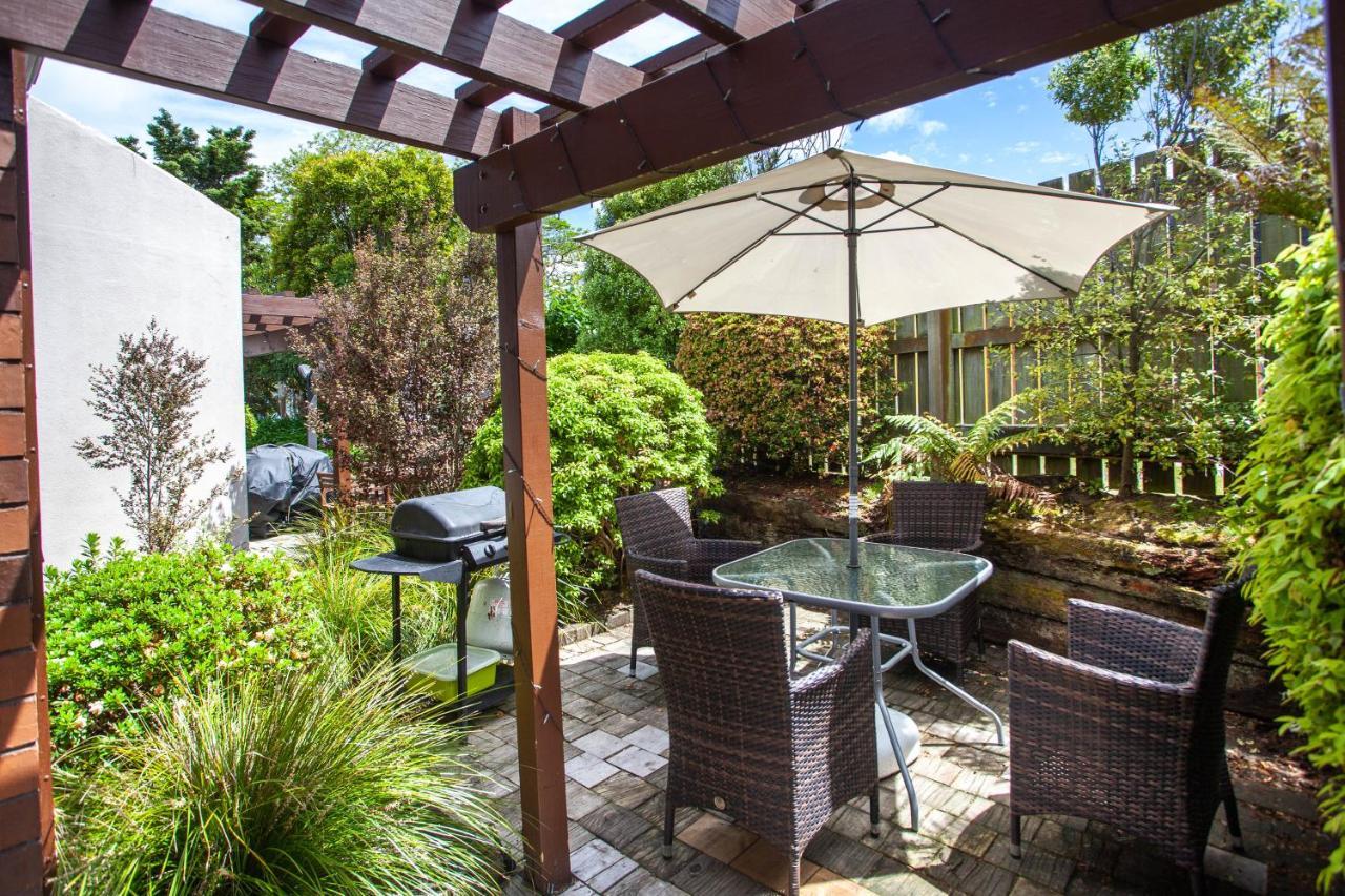 瀑布湖畔汽车旅馆 陶波 外观 照片 A patio with a pergola