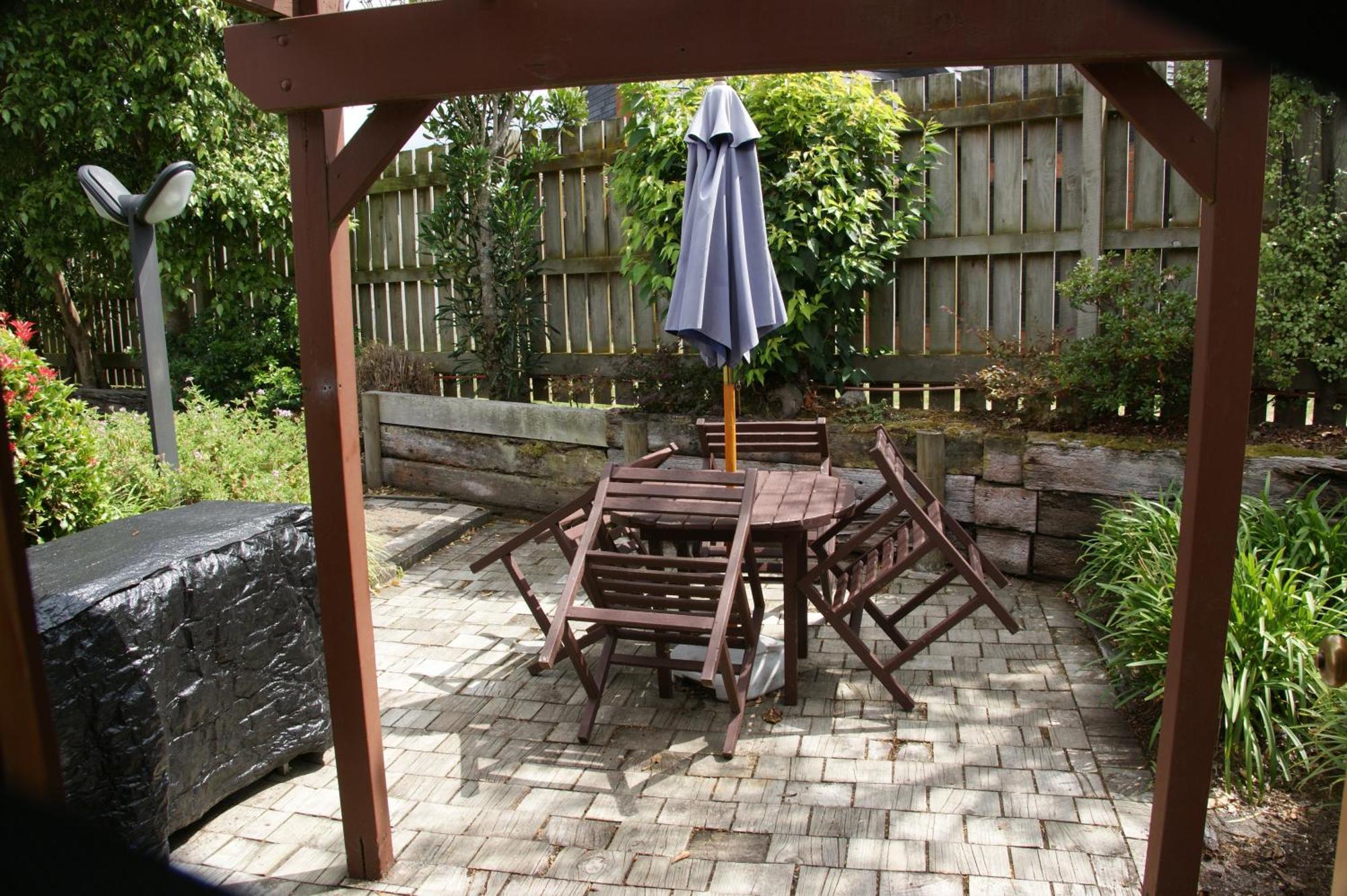 瀑布湖畔汽车旅馆 陶波 客房 照片 A backyard patio