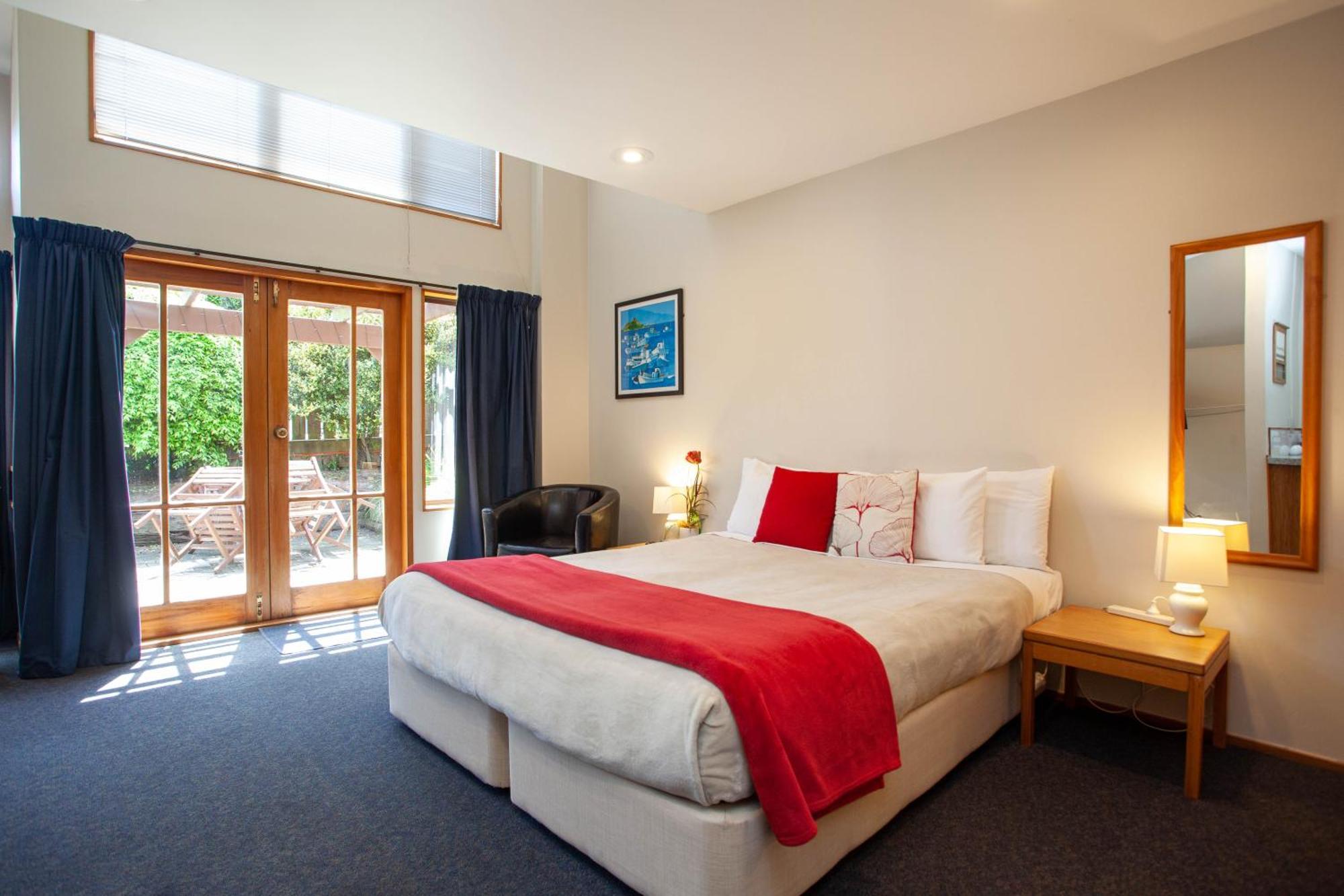 瀑布湖畔汽车旅馆 陶波 客房 照片 A typical motel room