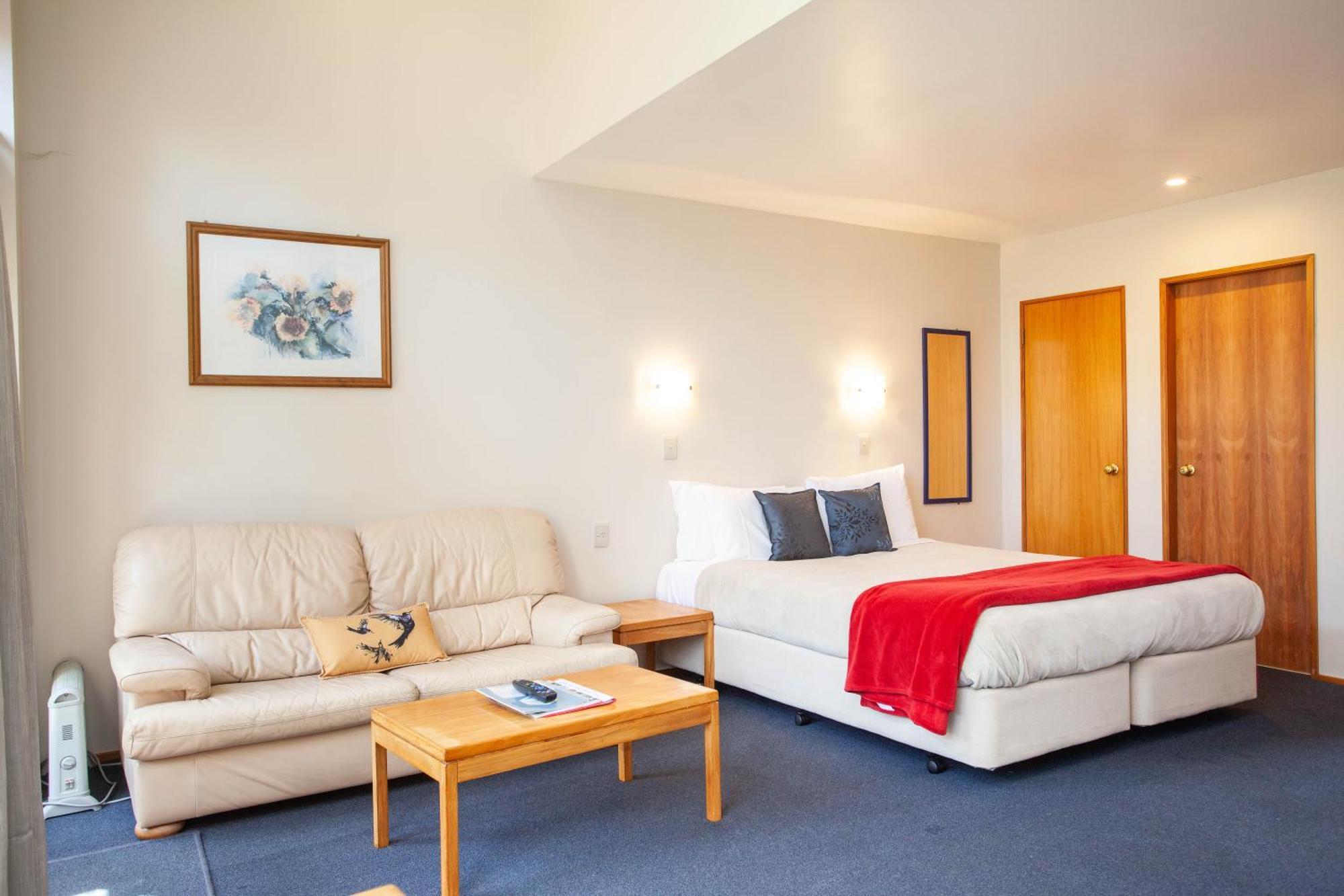 瀑布湖畔汽车旅馆 陶波 客房 照片 A typical hotel room