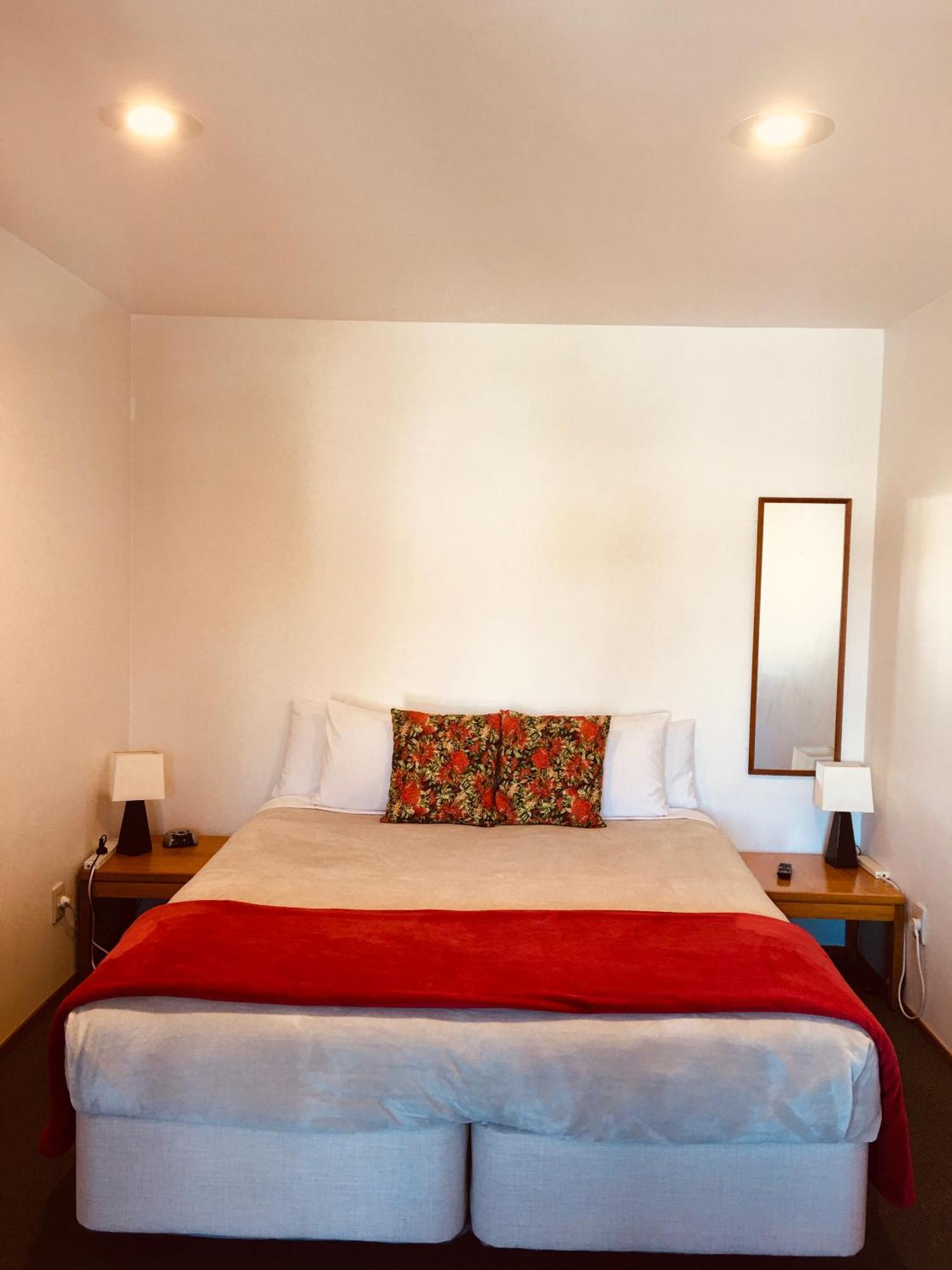 瀑布湖畔汽车旅馆 陶波 外观 照片 A bedroom at the hotel