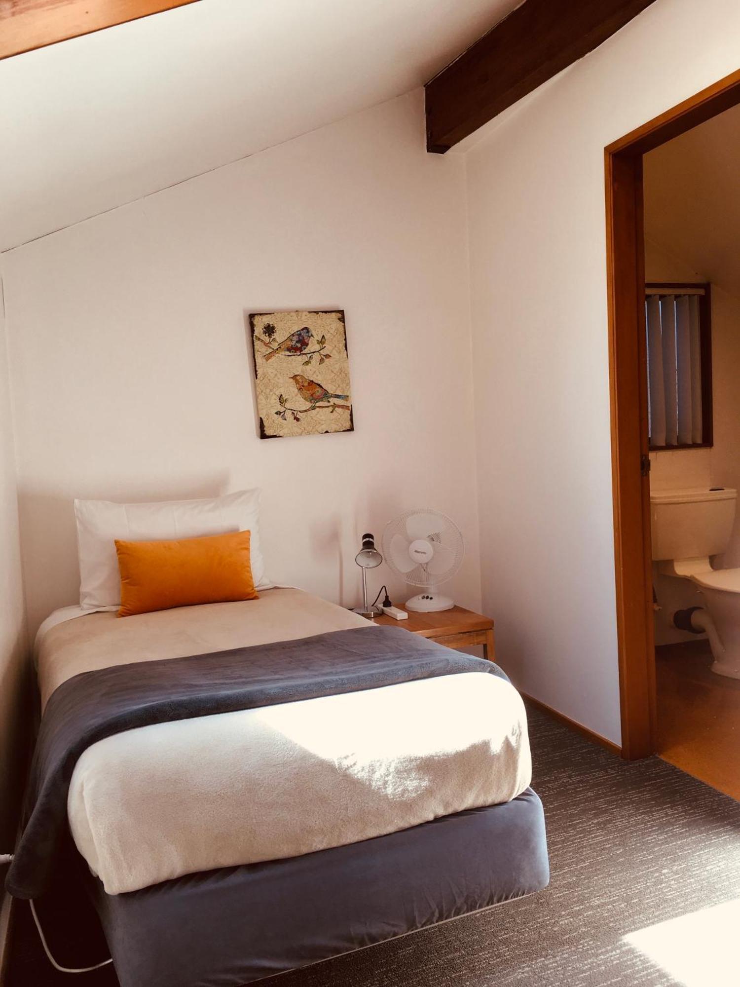 瀑布湖畔汽车旅馆 陶波 外观 照片 A single room at the hotel