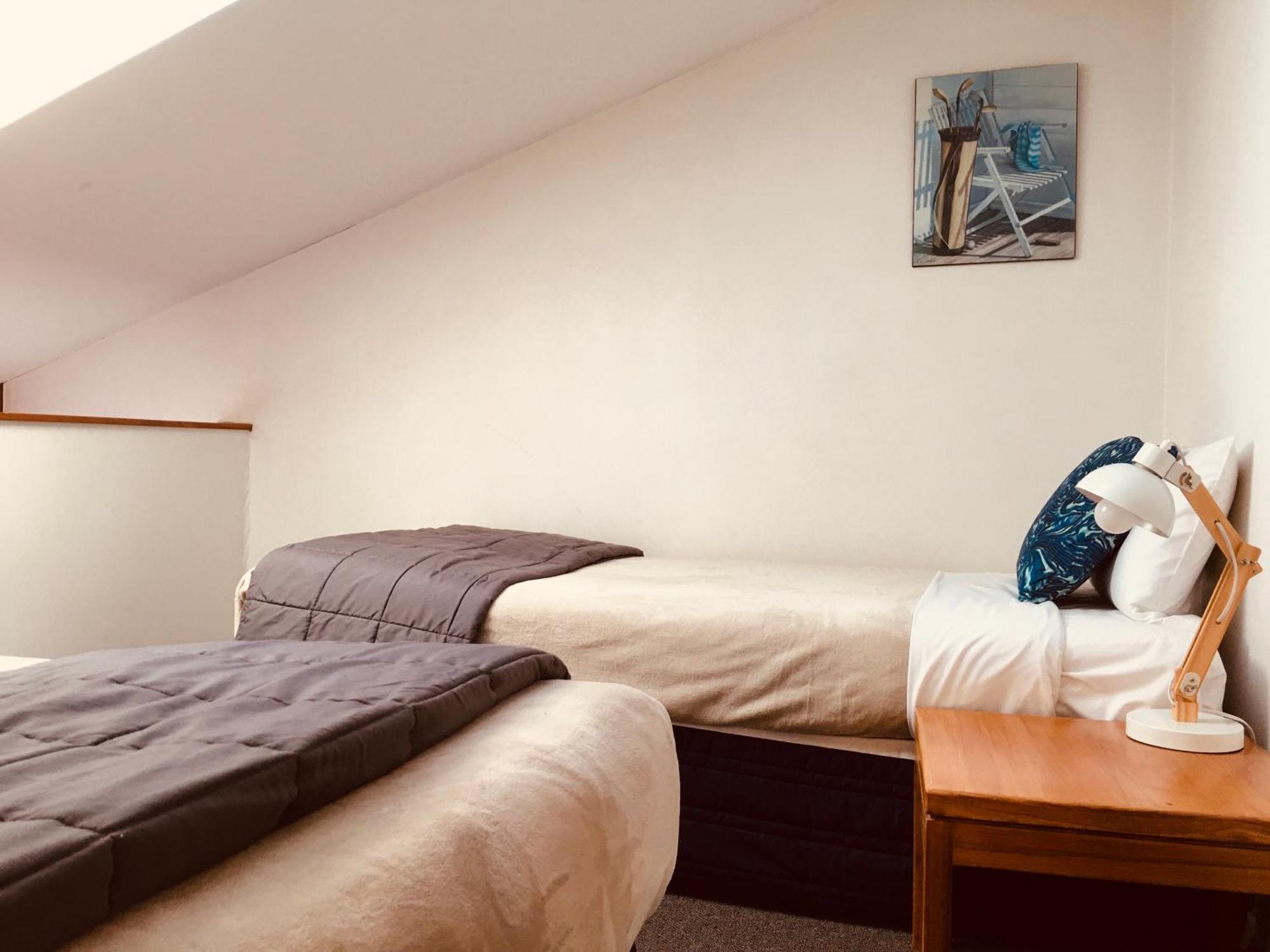 瀑布湖畔汽车旅馆 陶波 外观 照片 A bedroom at the hotel