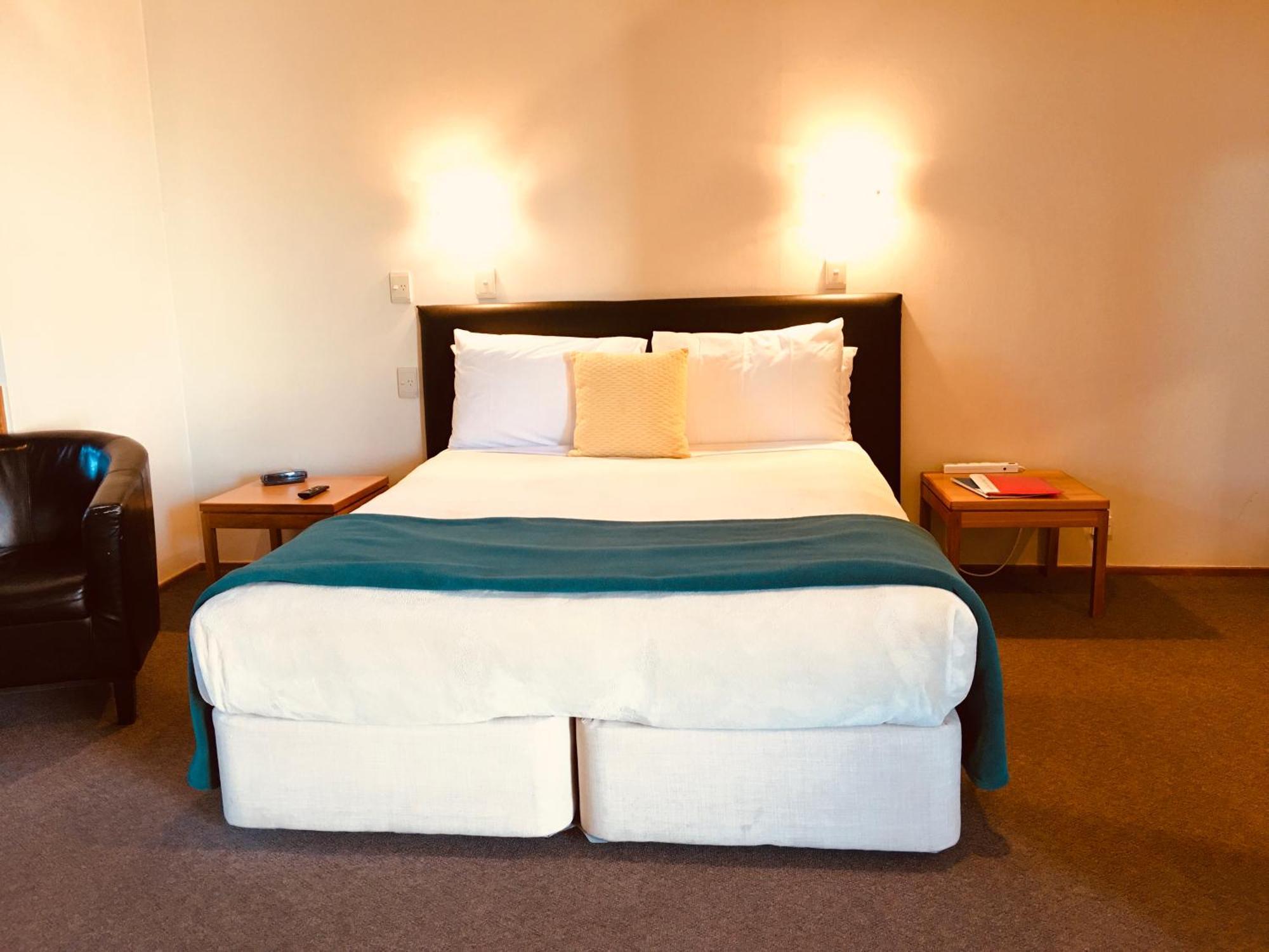 瀑布湖畔汽车旅馆 陶波 外观 照片 A bed in a hotel room