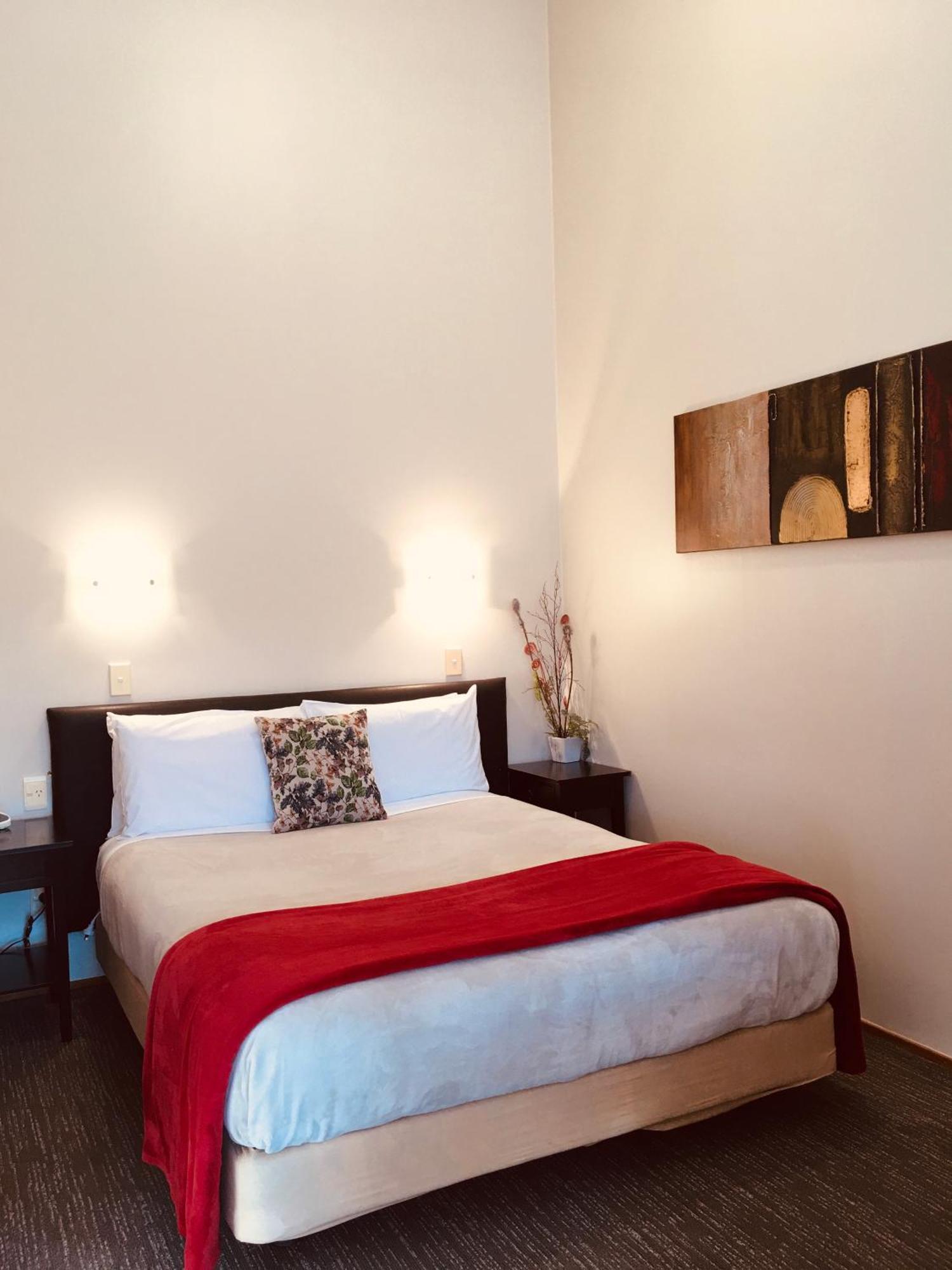 瀑布湖畔汽车旅馆 陶波 外观 照片 A bedroom at the hotel