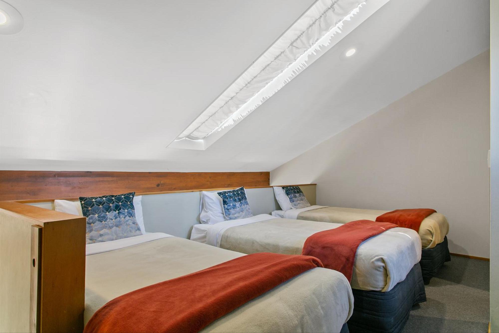 瀑布湖畔汽车旅馆 陶波 外观 照片 Skylight in a hotel room