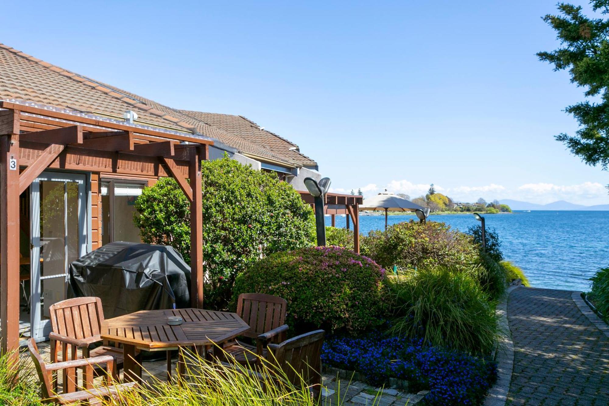 瀑布湖畔汽车旅馆 陶波 外观 照片 A view of Lake Taupo from the resort