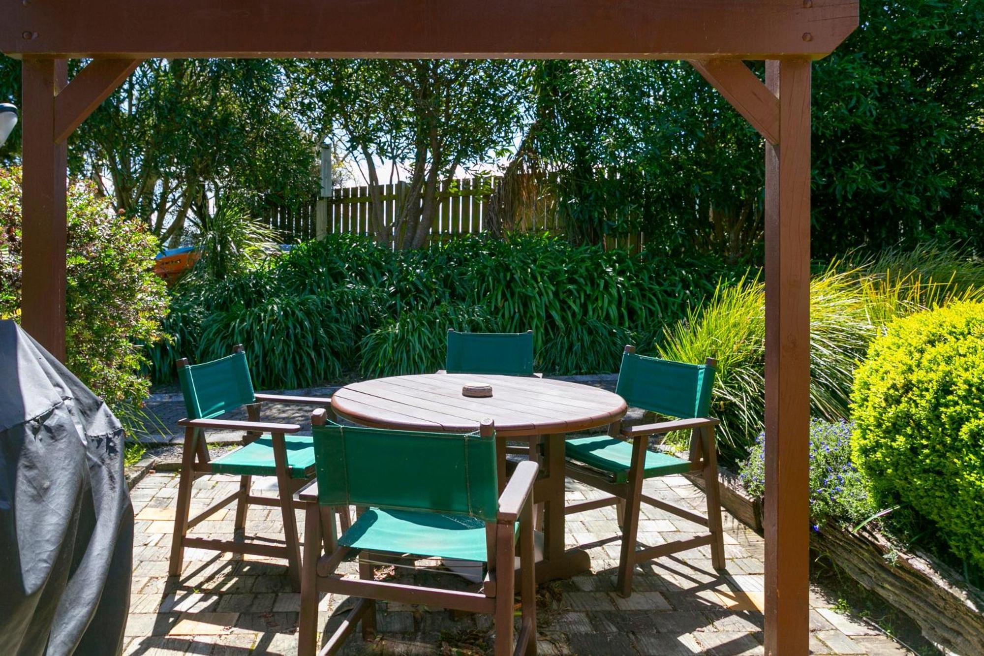 瀑布湖畔汽车旅馆 陶波 外观 照片 A pergola in a garden