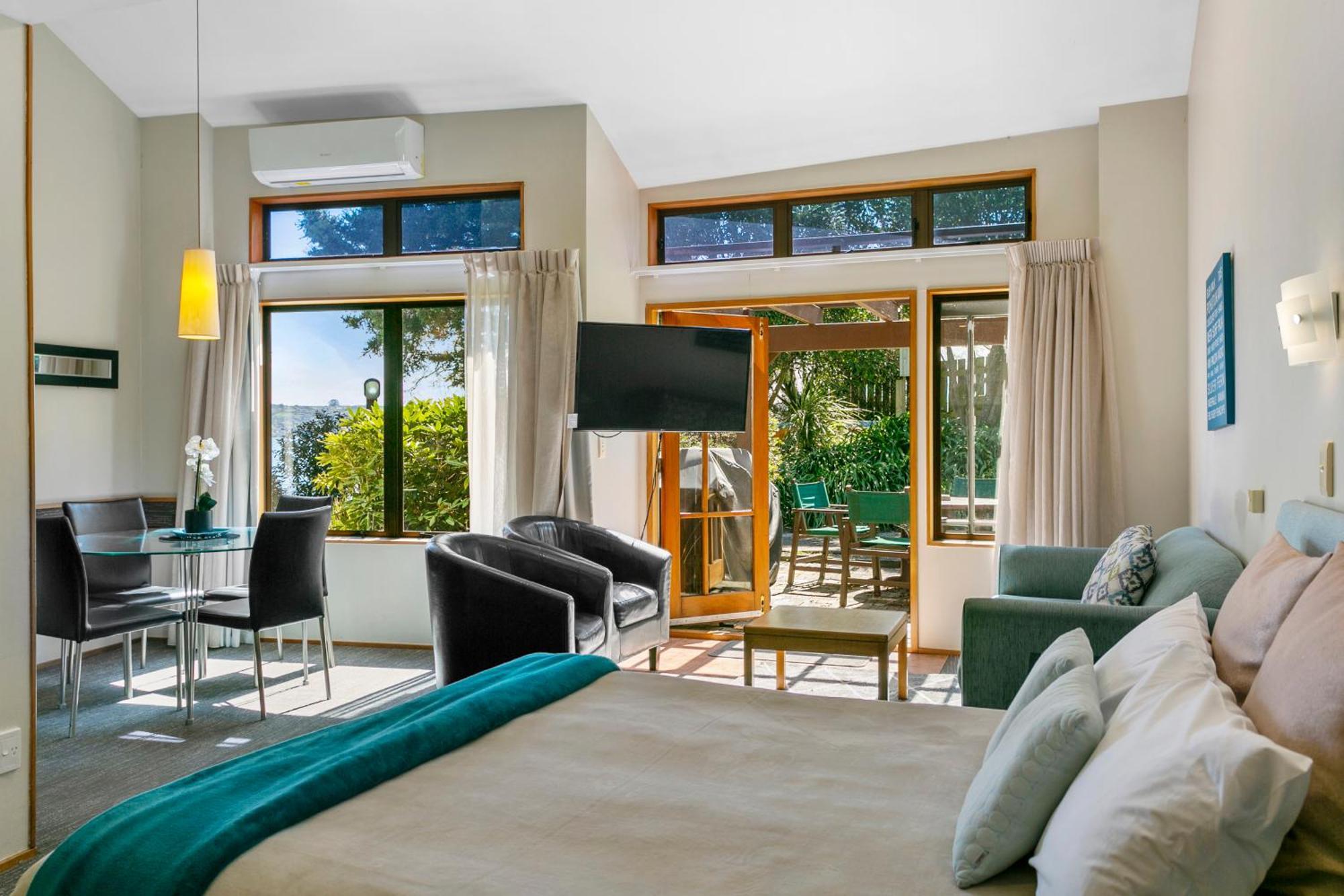 瀑布湖畔汽车旅馆 陶波 外观 照片 A suite at the hotel