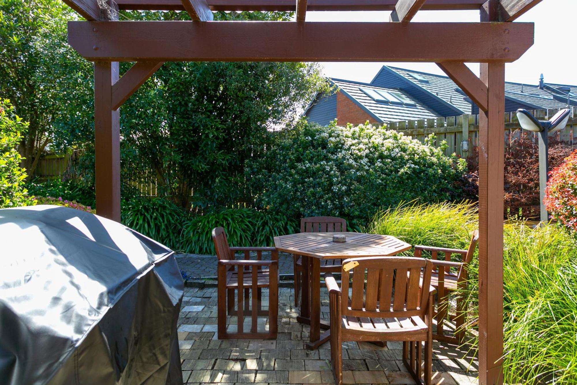 瀑布湖畔汽车旅馆 陶波 外观 照片 A pergola in a backyard