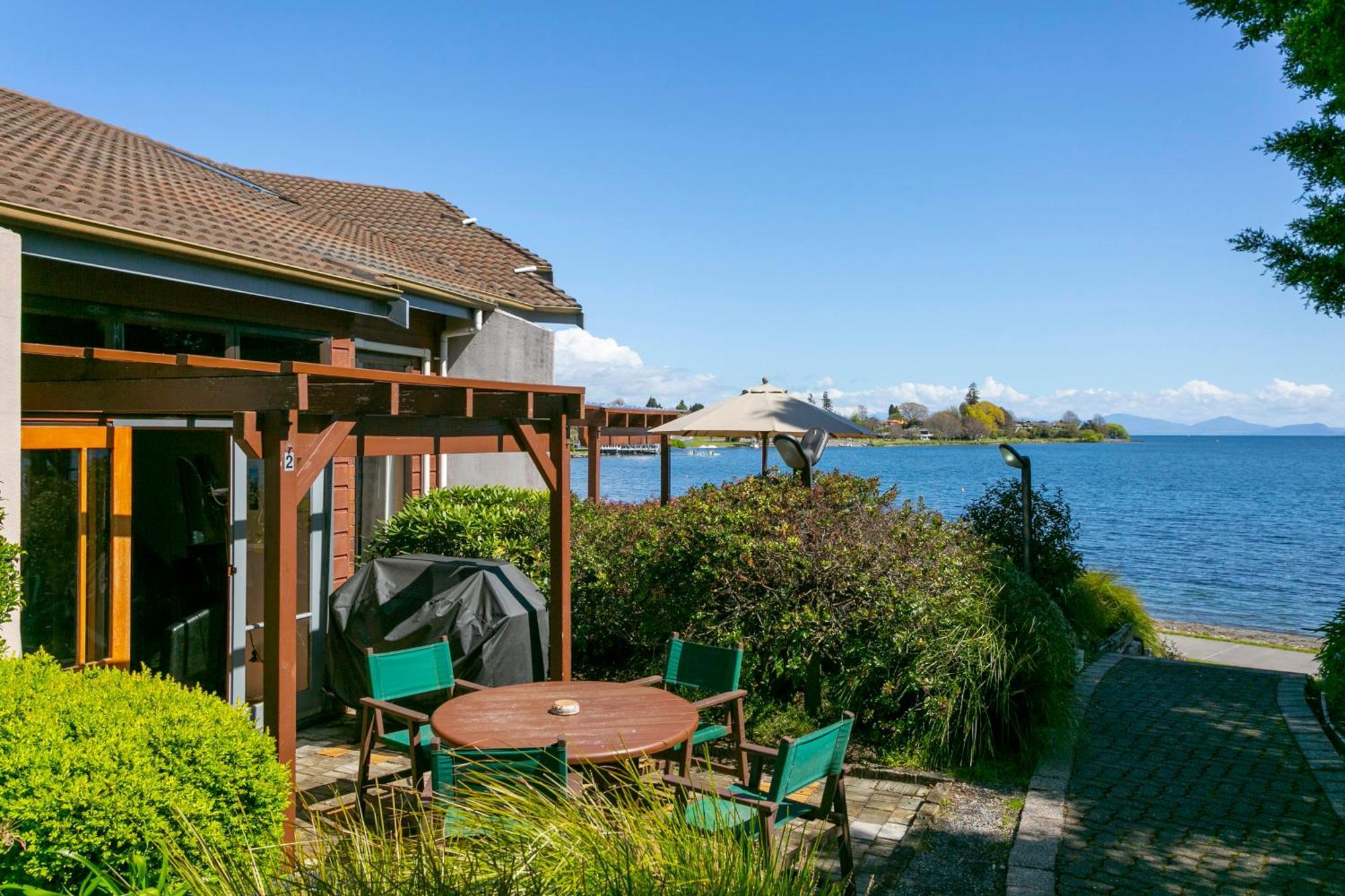 瀑布湖畔汽车旅馆 陶波 外观 照片 A view of Lake Taupo from the hotel