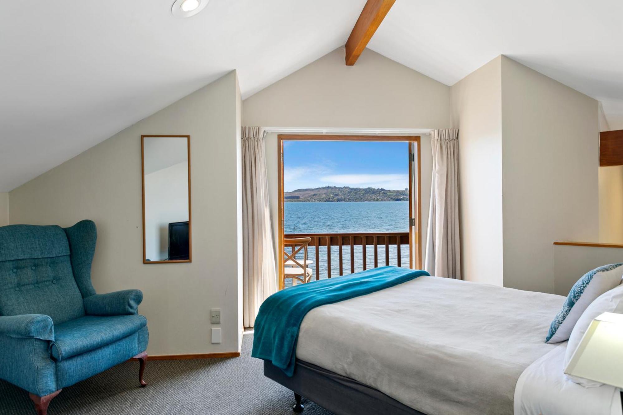 瀑布湖畔汽车旅馆 陶波 外观 照片 A bedroom at the hotel