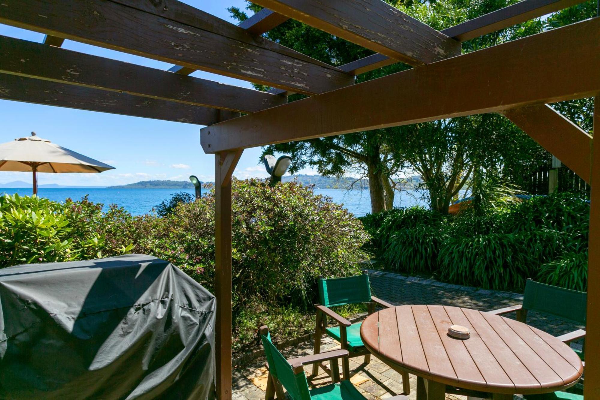 瀑布湖畔汽车旅馆 陶波 外观 照片 The view from the deck of the house