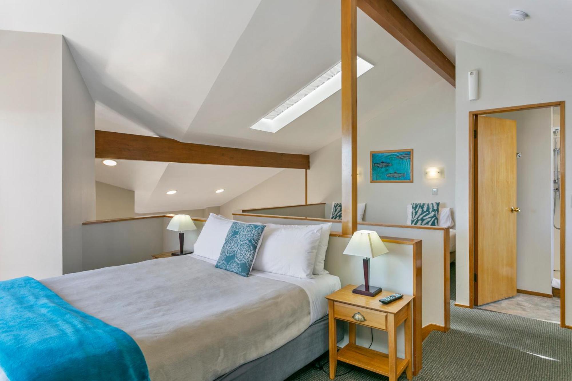 瀑布湖畔汽车旅馆 陶波 外观 照片 A bedroom at the hotel