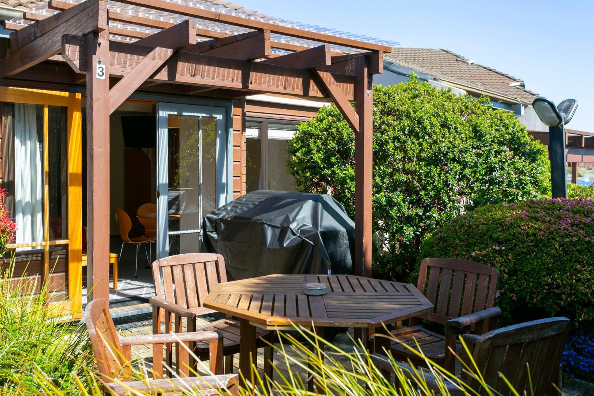 瀑布湖畔汽车旅馆 陶波 外观 照片 A pergola in a garden