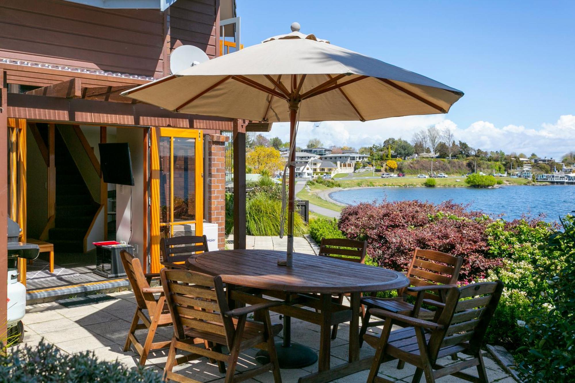 瀑布湖畔汽车旅馆 陶波 外观 照片 A patio umbrella
