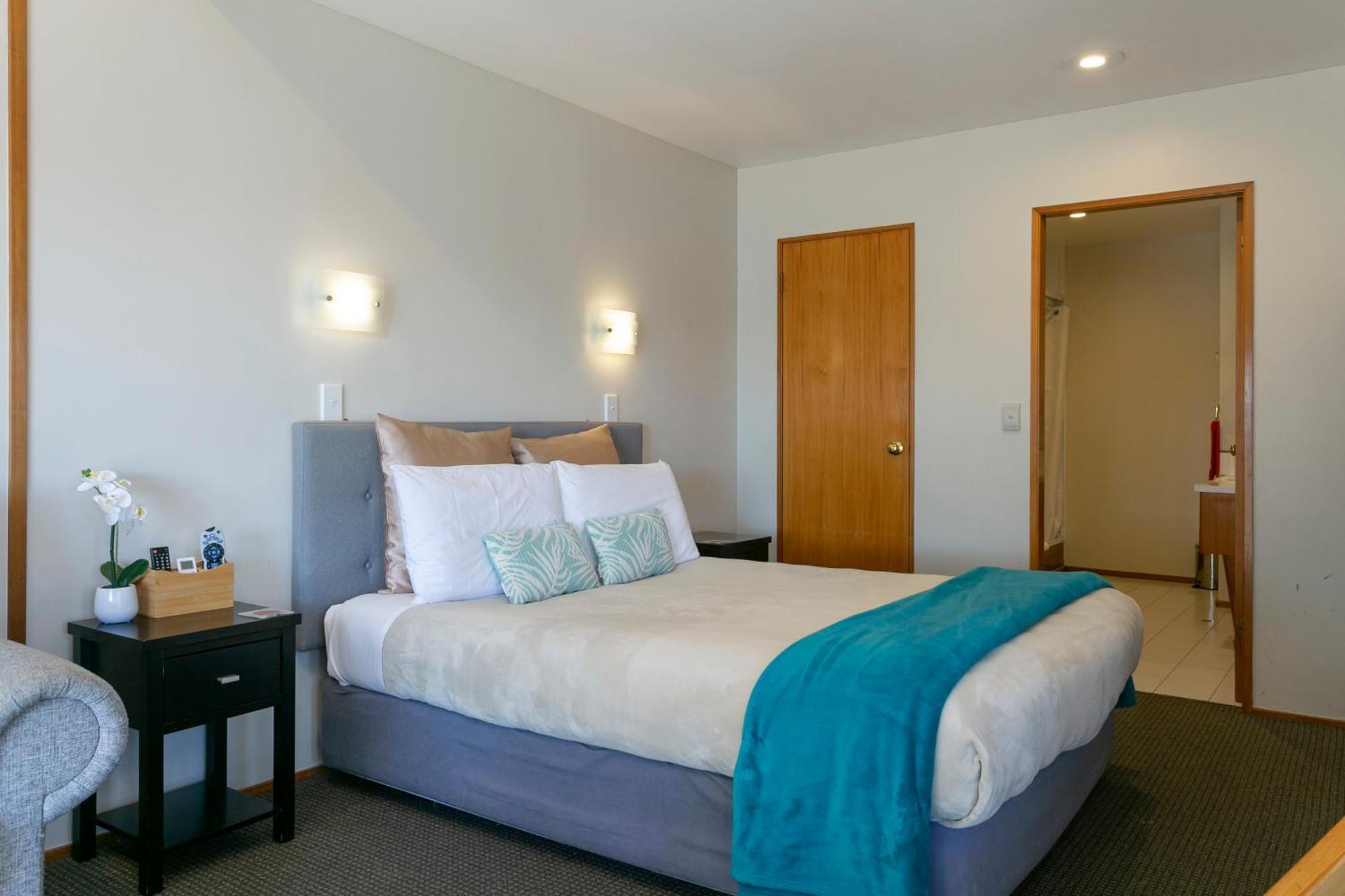瀑布湖畔汽车旅馆 陶波 外观 照片 A bedroom at the hotel