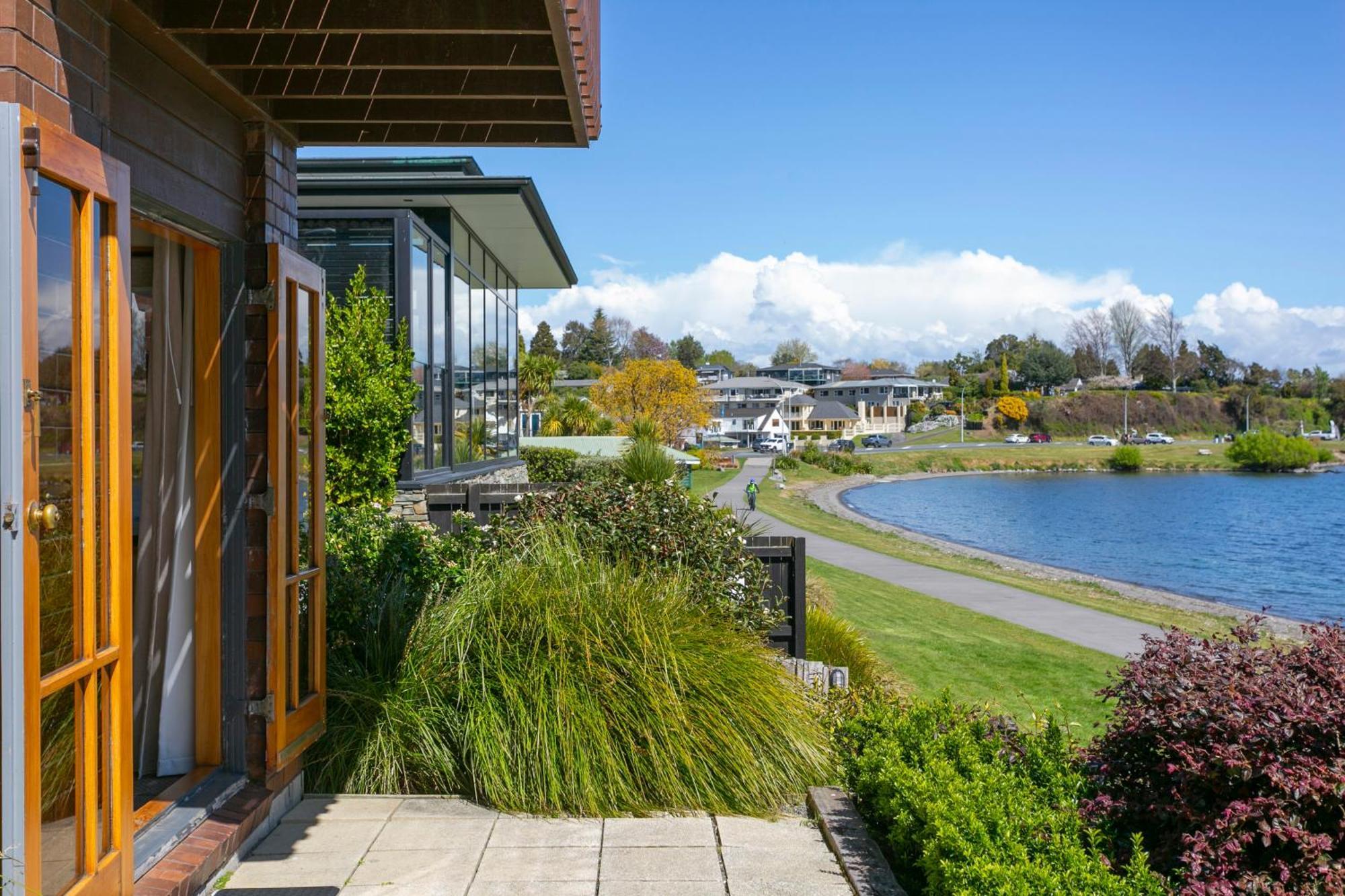 瀑布湖畔汽车旅馆 陶波 外观 照片 View of the lake from the library